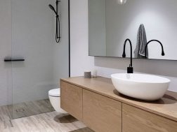 Cách làm sạch vết bẩn trên mặt đá phòng tắm